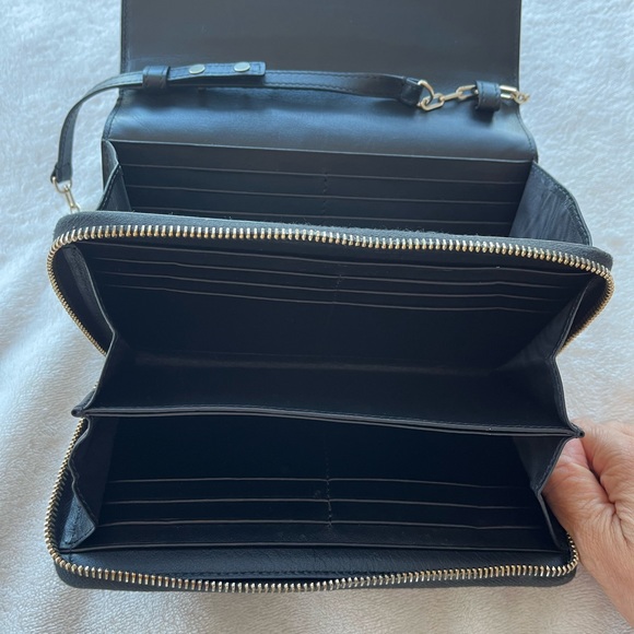 Valentino wallet on chain only wear a few time still like new - Picture 4 of 6